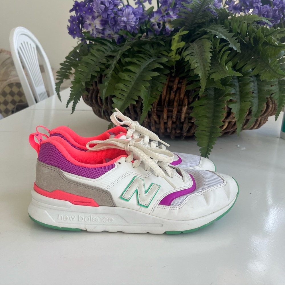New Balance 997 H Wmn size 10 B athletic shoes, white pink purple cW997HMA EUC